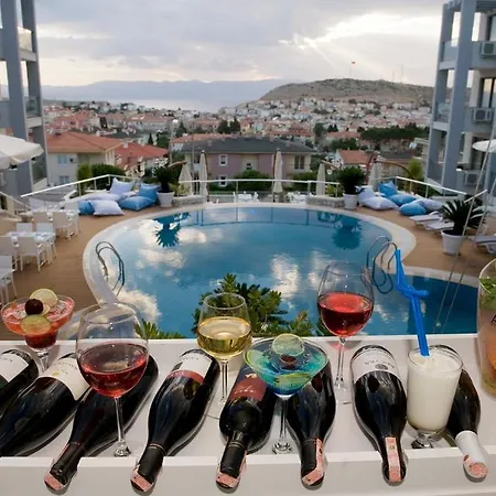Kondo Suites Aparthotel 4*