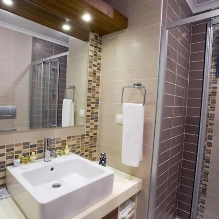 Kondo Suites Aparthotel 4*